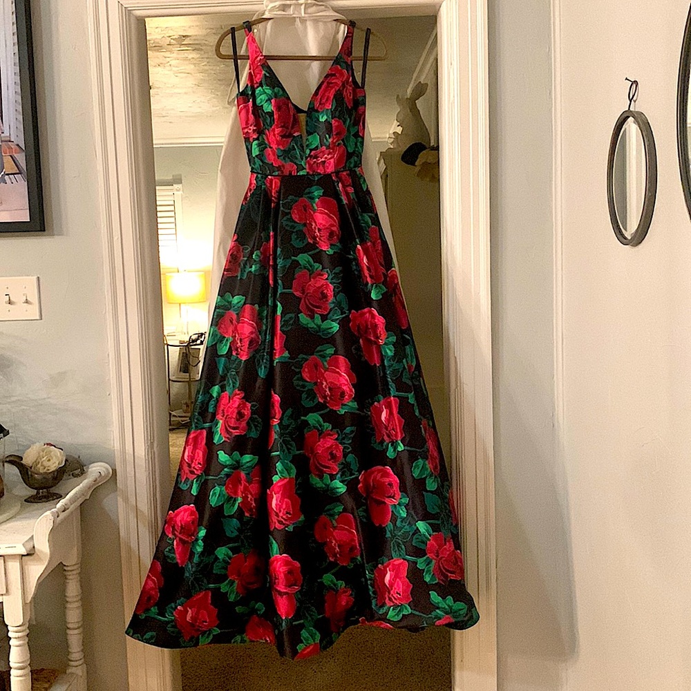 💖Sherri Hill size 2 full length floral gown💖